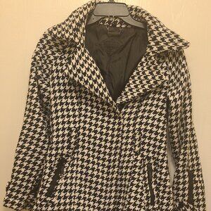 Women’s Jou Jou Black & White Houndstooth snap front waist Jacket